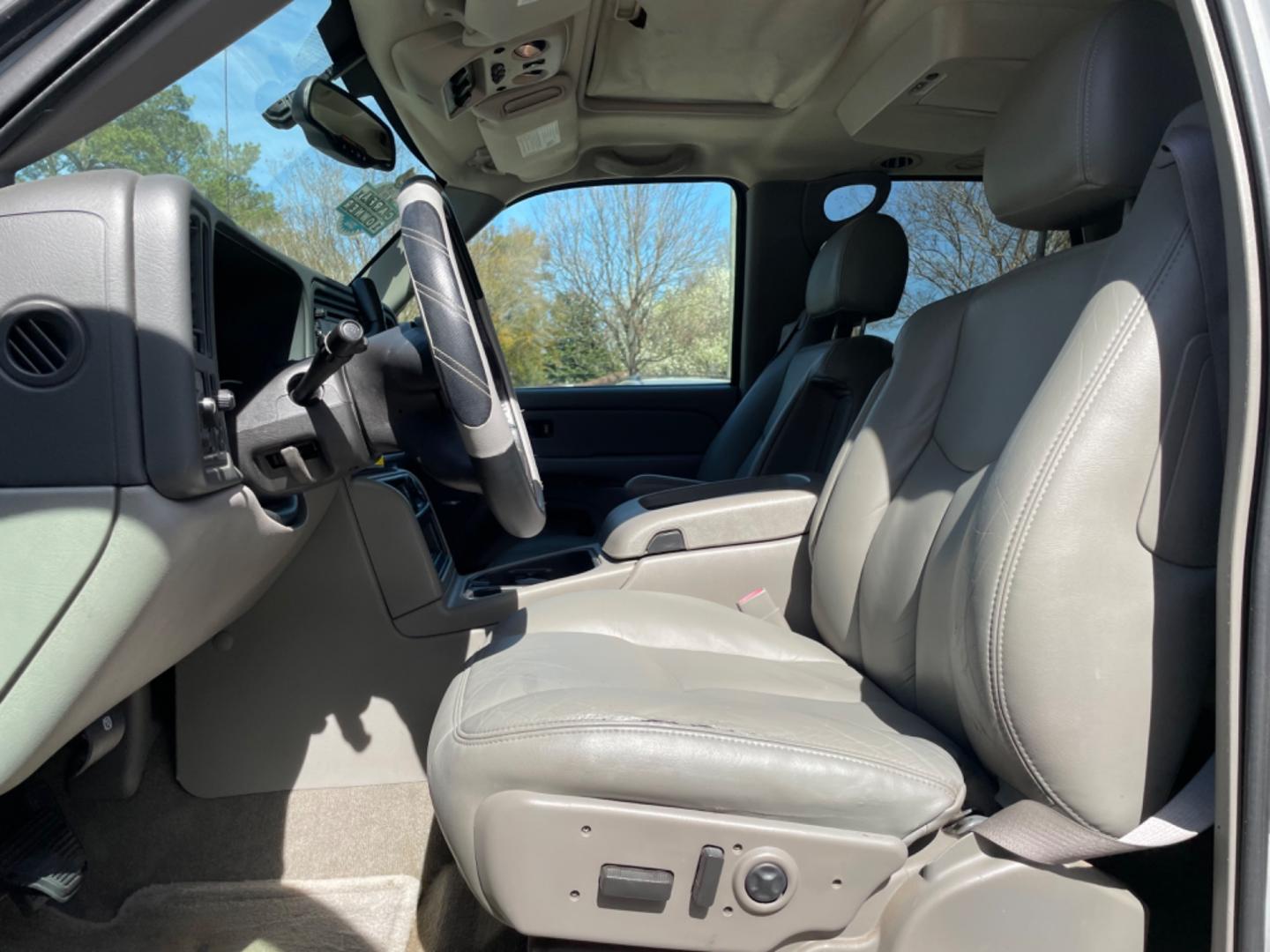 2005 WHITE GMC YUKON SLT (1GKEC13T95J) with an 5.3L engine, Automatic transmission, located at 5103 Dorchester Rd., Charleston, SC, 29418-5607, (843) 767-1122, 36.245171, -115.228050 - Photo#24